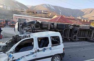 Bitlis’te tır devrildi: 2 yaralı