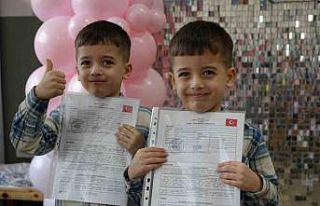 Bu okulda 16 ikiz öğrenci karne heyecanı yaşadı