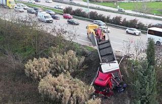 Bursa’da kontrolden çıkan tır refüje uçtu,...