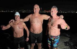 Buz gibi suda yüzerek 2025’e girdiler