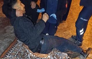 Buz tutan yoldan düşen genç ayağını kırdı