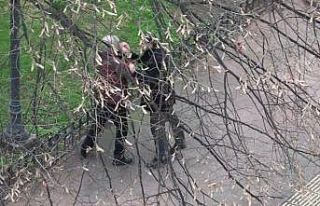 Cadde ortasında yaşlı adamla genç arasında gerginlik