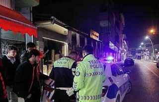 Çakarı açık bırakıp pastaneye gittiler, geri...