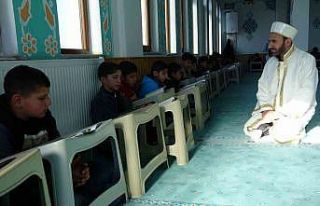 Camiye gelen çocuklar bir yılda bin kitap okudu