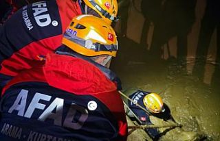 Çamur çukuruna düşen köpek kurtarıldı