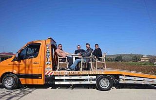 Can sıkıntısından çekici üzerine masa ve sandalye...