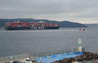 Çanakkale Boğazı’ndan geçen dev konteyner gemileri...