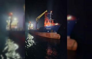 Çanakkale Boğazı’ndan geçen kuru yük gemisi...