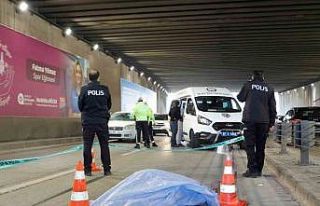 Cansız bedeninin yanı başındaki cep telefonunda...