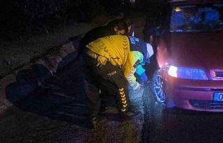 Çaresiz kalan sürücünün imdadına jandarma yetişti