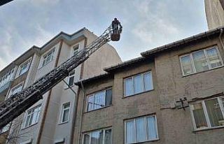 Çatıya sıkışma ihbarı ekipleri alarma geçirdi:...