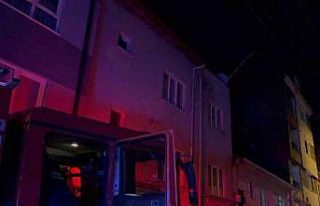 Çatıyı yakıp aşağıya atlayan adam ağır yaralandı,...