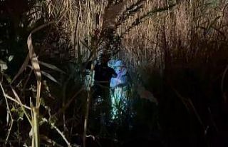 Çayda bataklığa saplanan kadın, vincin halatıyla...