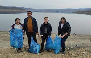 Çekerek Barajında 17 torba çöp topladılar