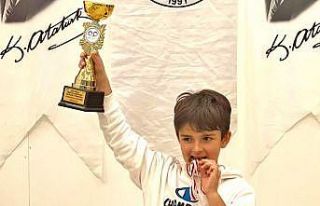 Çeşmeli satranç sporcusu Emir, namağlup şampiyon