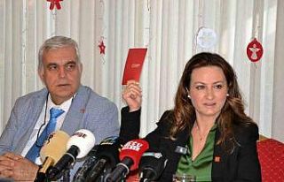 CHP Manisa İl Başkanı Özalper gazetecilerin sorularını...