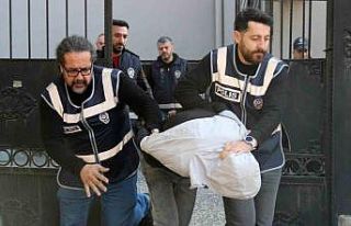 Çocuğunun boğazına bıçak dayayan cani babaya...