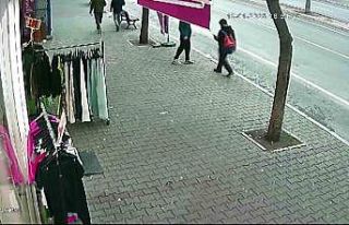 Çocuk kapkaççı güvenlik kamerasında