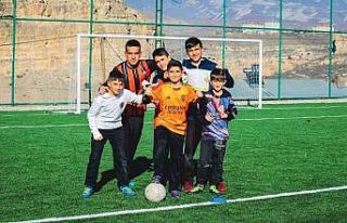Çocukların futbol aşkı Valiyi arattı