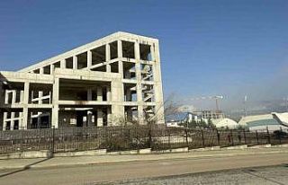 Çocuklarını görmek için çatıya çıktı