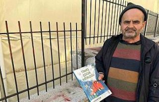 Çöpe atılan kitap ve giysileri toplayıp ihtiyaç...