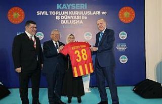 Cumhurbaşkanı Erdoğan’a Kayserispor forması...