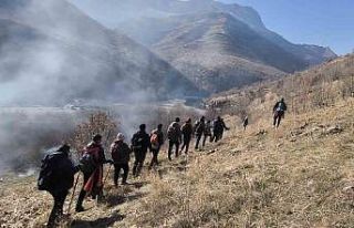 Dağcılardan Şemdinli’deki kanyonlara doğa yürüyüşü