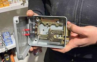 Değişken hava sıcaklıklarında apartman kapısı...