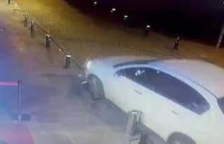 Demir dubaya çarpan araç sürücüsü güvenlik...