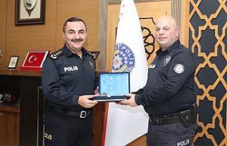 Denize atlayan kadını kurtaran polislere ödül