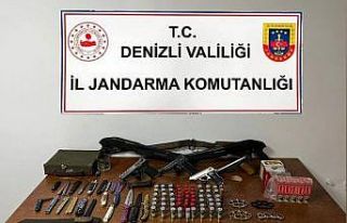 Denizli jandarması silah kaçakçılarını cephanelikle...