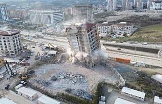 Deprem etkisi yaşatan 14 katlı binanın yerle bir...