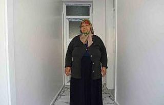 Depremde evi yıkılan depremzede vatandaş yeni evine...