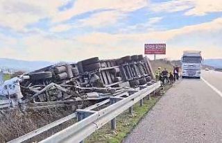 Devrilen tır sürücüsünü itfaiye kurtardı