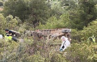 Devrilen traktörün altında can verdi