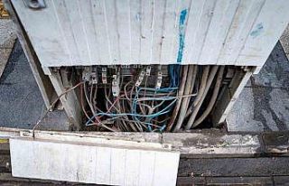 Dicle Elektrik’in kapakları açık elektrik panoları...