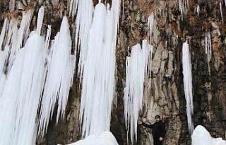 Diyadin’de 35 metrelik buz sarkıtları