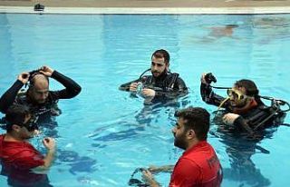 Diyarbakır’da itfaiye erlerinden su altında hazırlık...