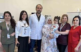 Doğuştan işitme kaybı olan minik Yüsra, beyin...