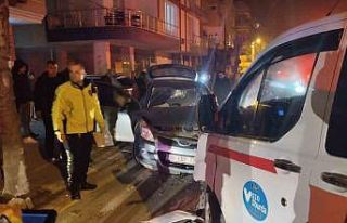 Dolmuş taksi ile otomobil kafa kaya çarpıştı