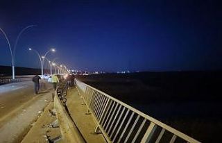 Edirne’de 20 tonluk tır köprüden düştü: 2...