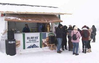 Eksi 8 derecede dans ederek ısındılar