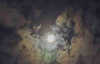 Elazığ’da Ay’ın bulutlar arasında geçişi...