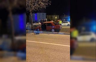 Elazığ’da Fiat Tofaş otomobil ağaca çarptı:...