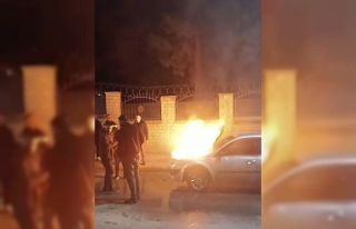 Elazığ’da seyir halindeki otomobil alev topuna...