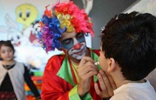 Elazığ’da yarıyıl tatilinde çocuklar palyaço...