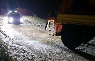 Elazığ’da yolda mahsur kalan araçlar kurtarıldı