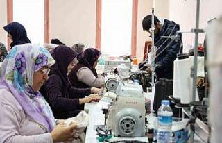Elmalı ATASEM dikiş atölyesinde kadınlar üreterek...