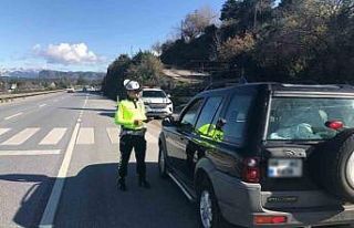 Engel tanımayan 743 sürücü, engelli park alanını...