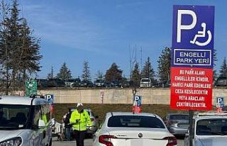 Engelliler için park yerlerine ve rampalara park...